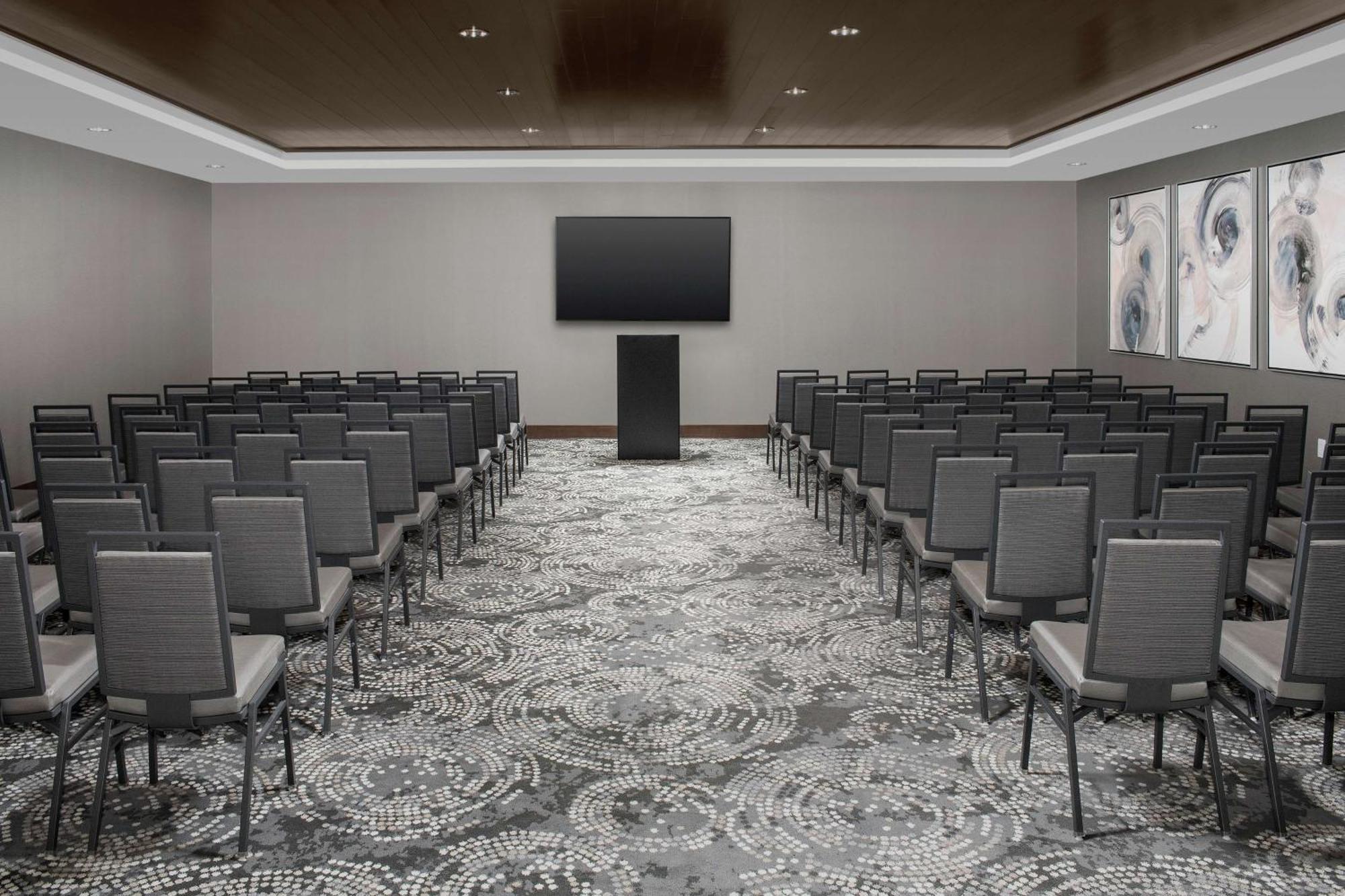 Hotel Embassy By Hilton Downtown 4*